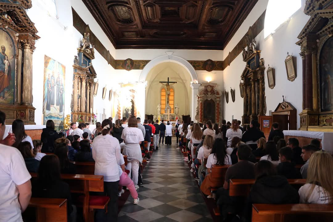 Mladi Šibenske biskupije hodočastili Križnim putem uoči Uskrsa