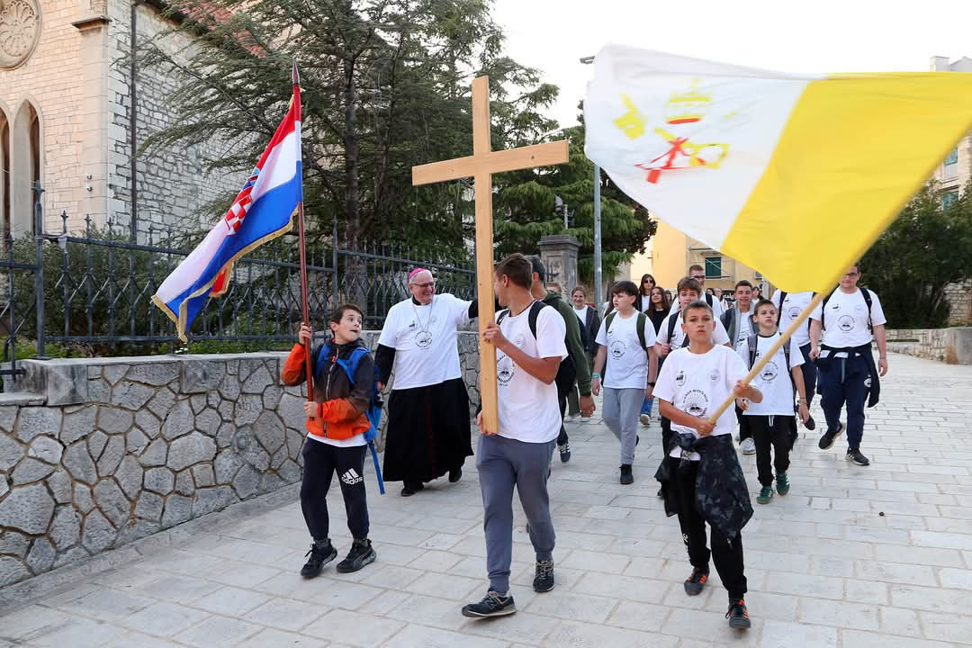 Mladi Šibenske biskupije hodočastili Križnim putem uoči Uskrsa