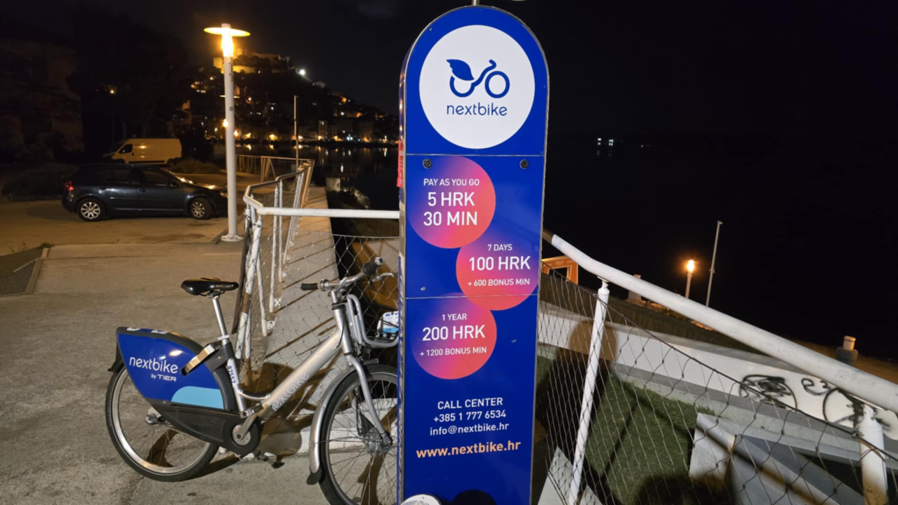 FOTO Javne bicikle na Banju 'parkirane' u parku, u jarku, nabijene na stup...