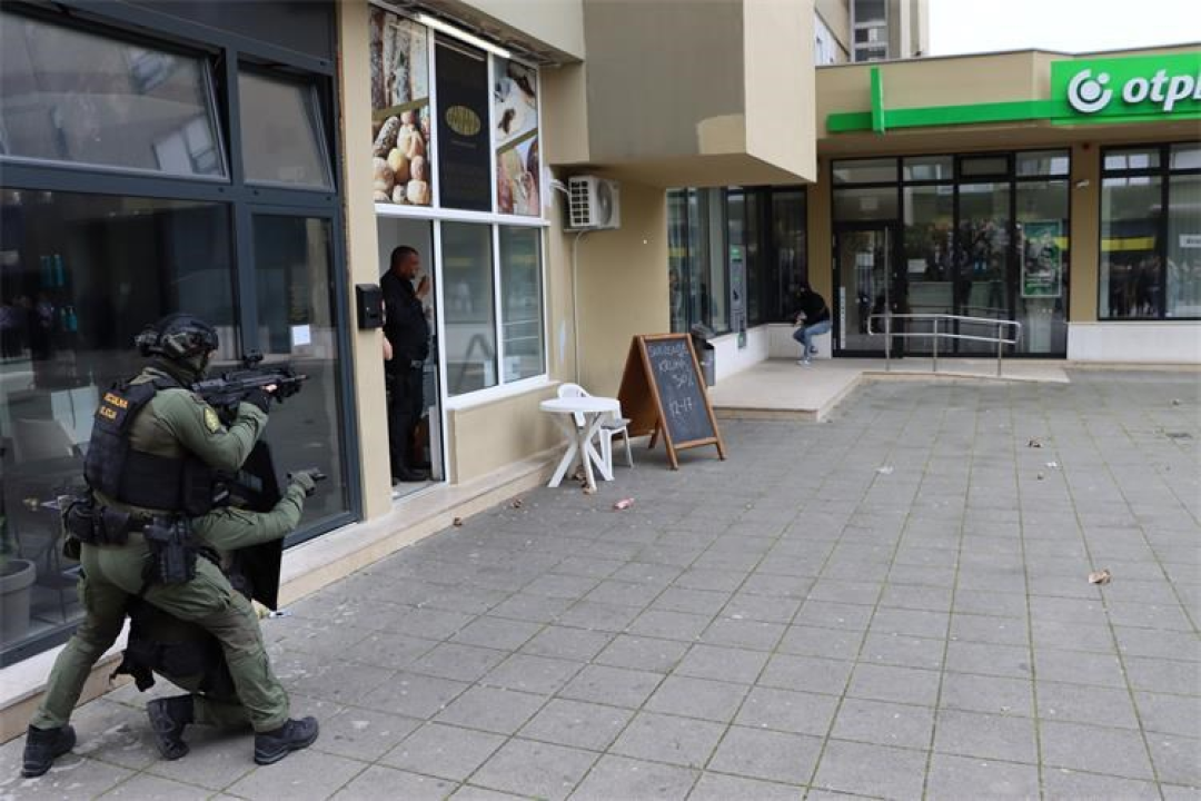 Policajci danas u Šibeniku pokazali svoju 'moć' 