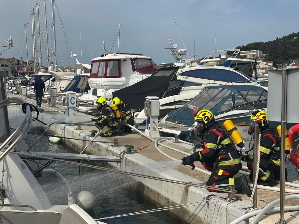 Vatrogasci u Marini Tribunj zajedničkim snagama profesionalno ugasili požar