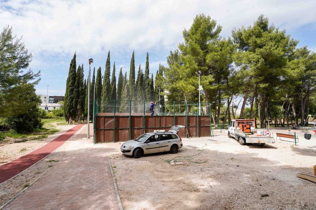 Postavljanje nove ograde, podloge, mreže za golove.. Započeli radovi na igralištu u Rasadniku