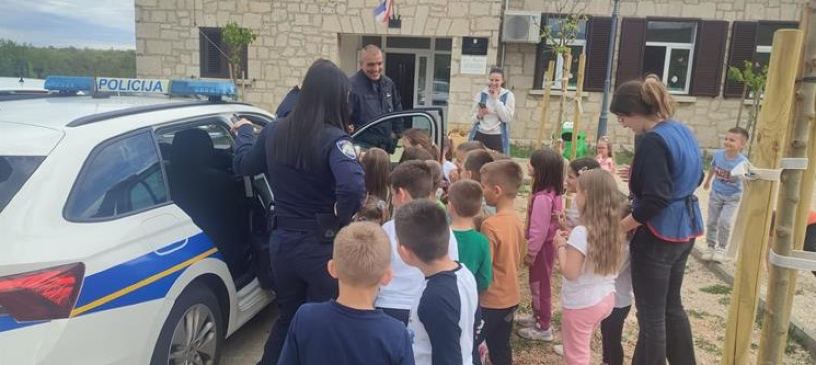 Policijski službenici i njihov pas Tigar posjetili dječji vrtić u Radoniću