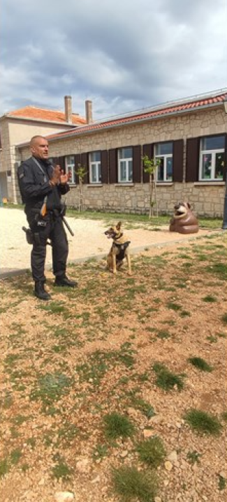 Policijski službenici i njihov pas Tigar posjetili dječji vrtić u Radoniću