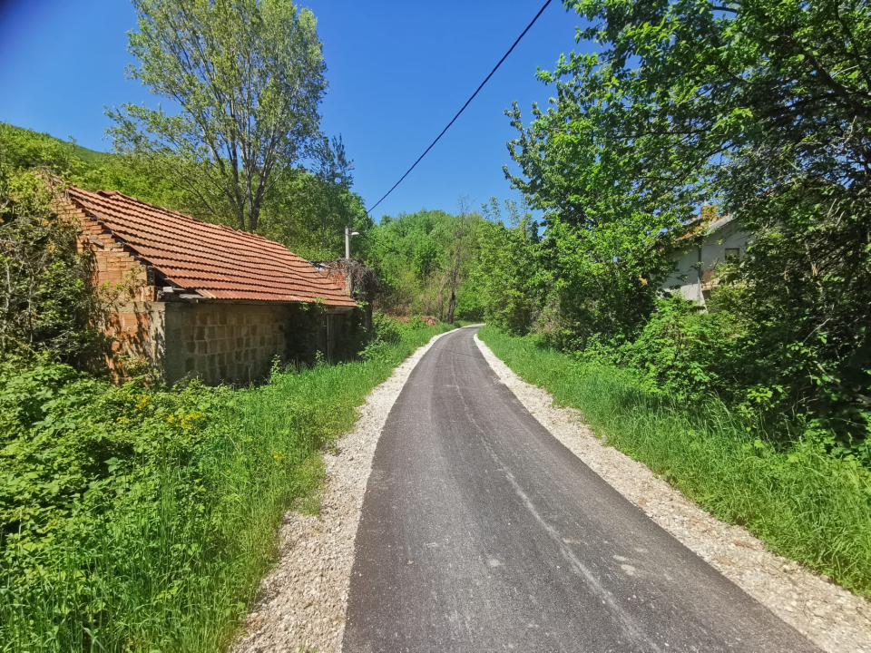 Gradu Kninu odobrena sredstava za asfaltiranje cesta u Golubiću i Strmici