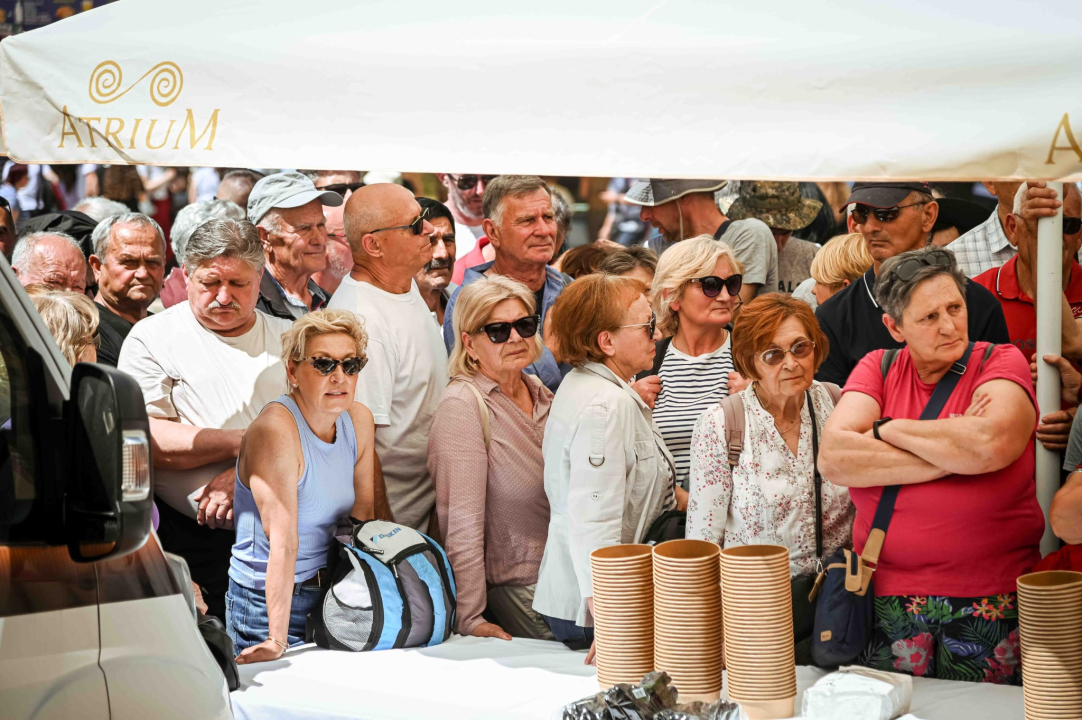 FOTO Uz podjelu fažola obilježen Praznik rada: 'Svim dragim posjetiteljima NP Krka željeli smo danas osigurati ručak'