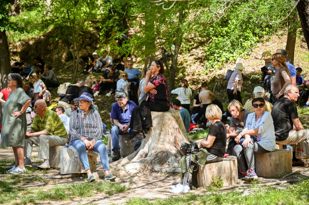 FOTO SDP-ovci dijelili karanfile u NP Krka: 'Ovo je dan kada uzimamo predah i koji nas podsjeća na radničku solidarnost'