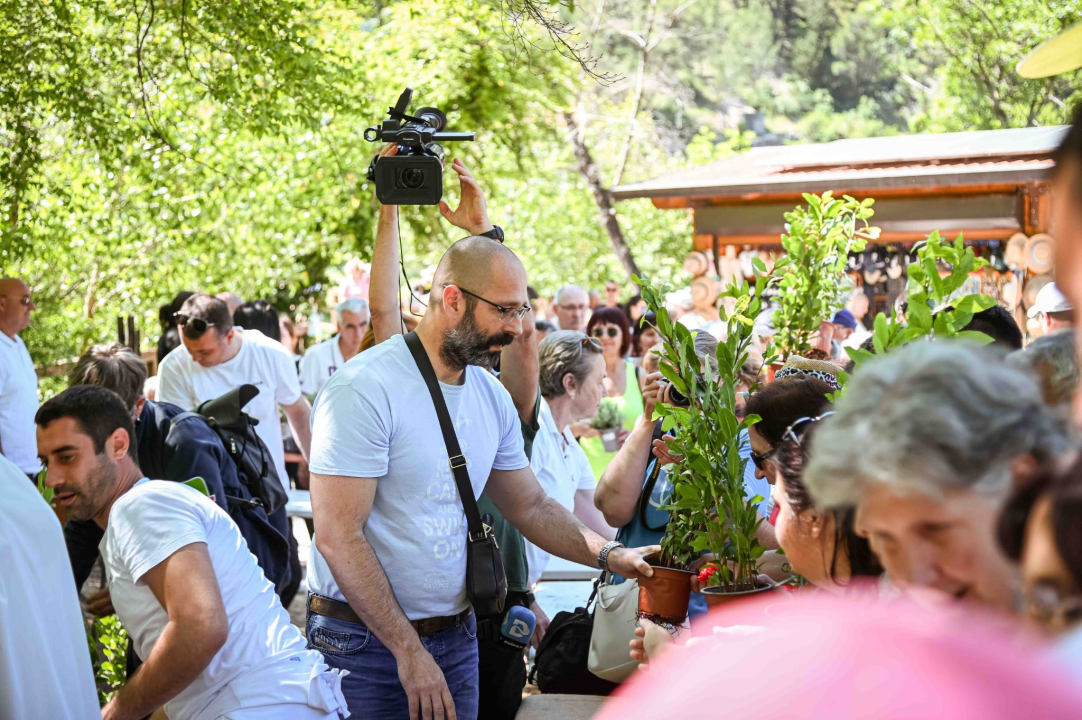 FOTO Podijeljeno 1500 sadnica lavande, mirte i lovora: Akcija ‘Rastemo zajedno’ treću godinu zaredom u NP Krka
