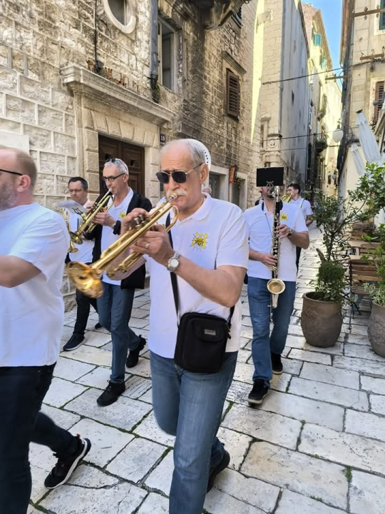 Šibenska narodna glazba budnicom obilježila 1. svibnja, fešte diljem županije