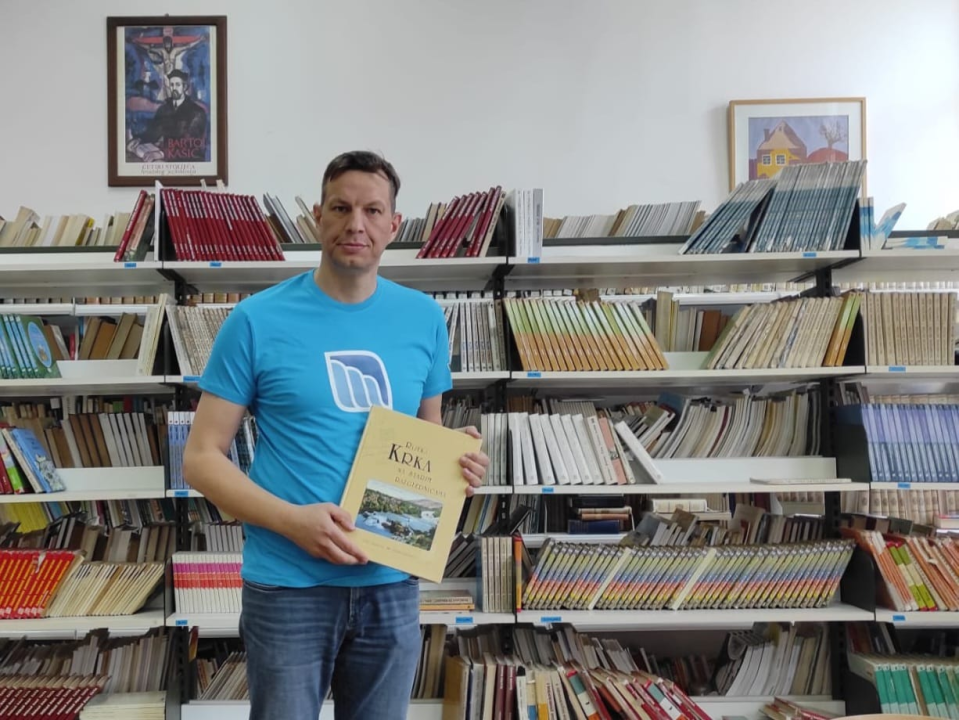 Rijeka Krka na starim razglednicama: Nacionalni park školama diljem županije donirao još jednu knjigu