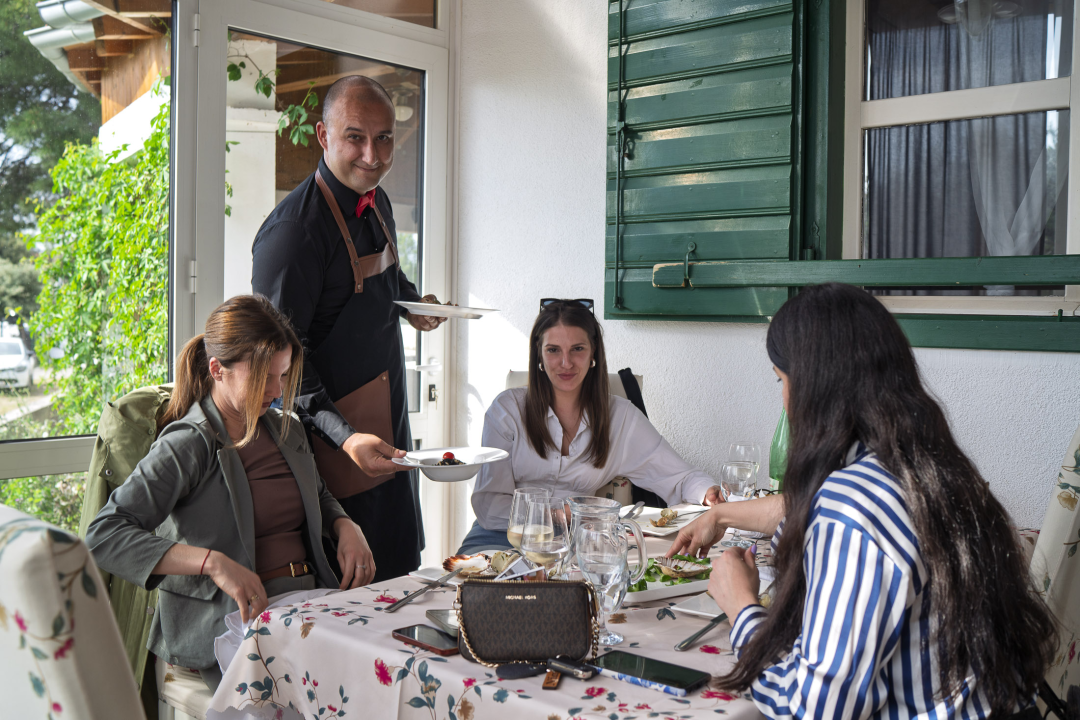 FOTO Doživite okus Dalmacije na pijatu u Konobi Oli!