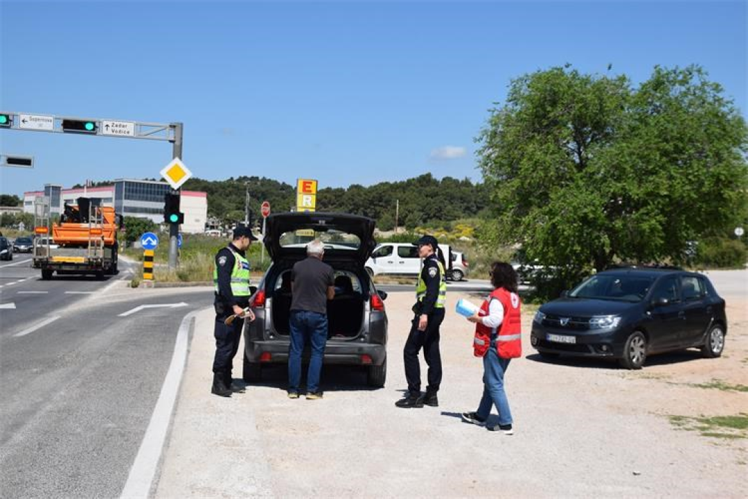 Održana akcija '5 do 12': Policija dijelila kutije prve pomoći i nagradila uzorne vozače