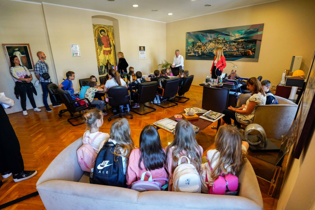 Školarci iz Brodarice i Grebaštice posjetili šibensku gradsku upravu 