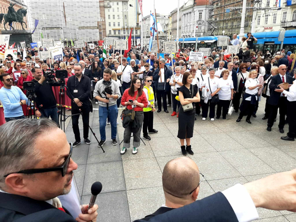Članovi Družbe 'Braća Hrvatskoga Zmaja' i Bratovštine hrvatskih vinskih vitezova iz Šibenika  sudjelovali su na zborskoj povorci 
