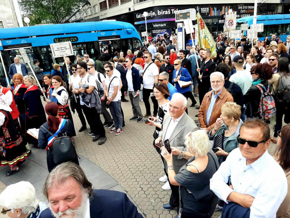 Članovi Družbe 'Braća Hrvatskoga Zmaja' i Bratovštine hrvatskih vinskih vitezova iz Šibenika  sudjelovali su na zborskoj povorci 