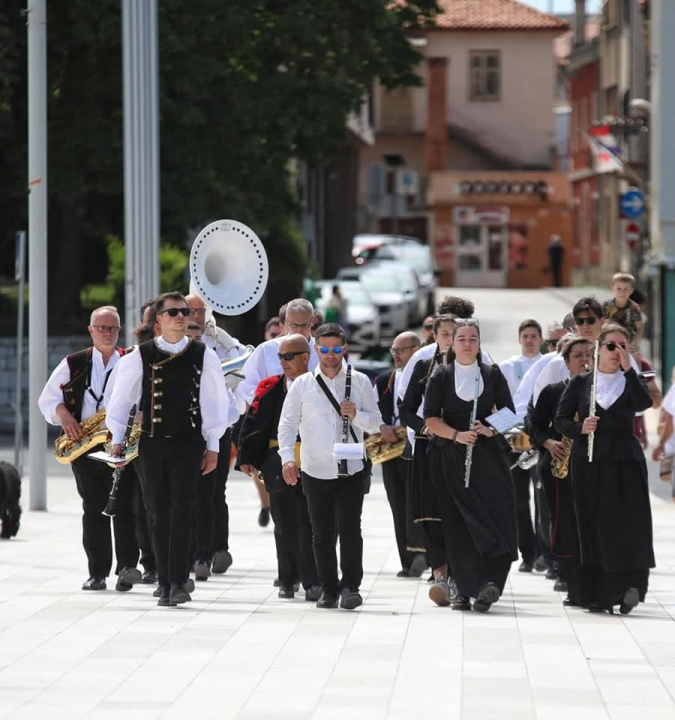 Šibenski glazbari prodefilirali gradom u povodu Dana državnosti