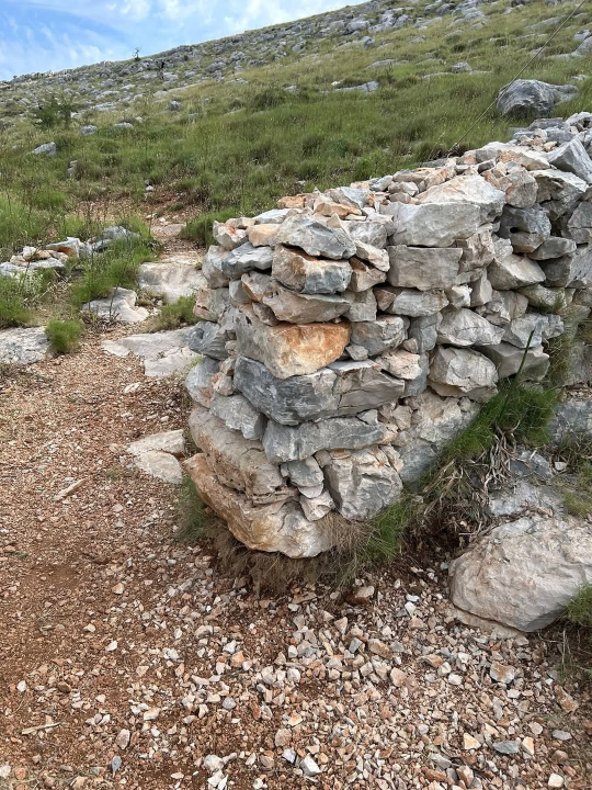 Vodički i tišnjanski vatrogasci u akciji obnove spomen parka u sjećanje na poginule heroje Kornatske tragedije