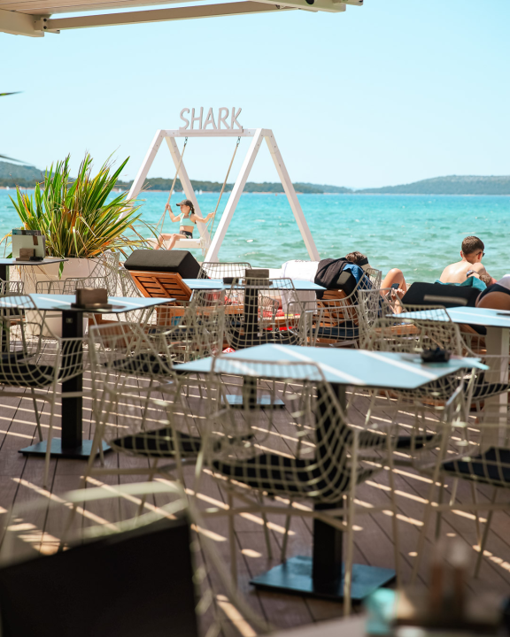 FOTO Shark Beach Club zasjao u novom sjaju – ljeto 2025. u znaku stila i užitka!