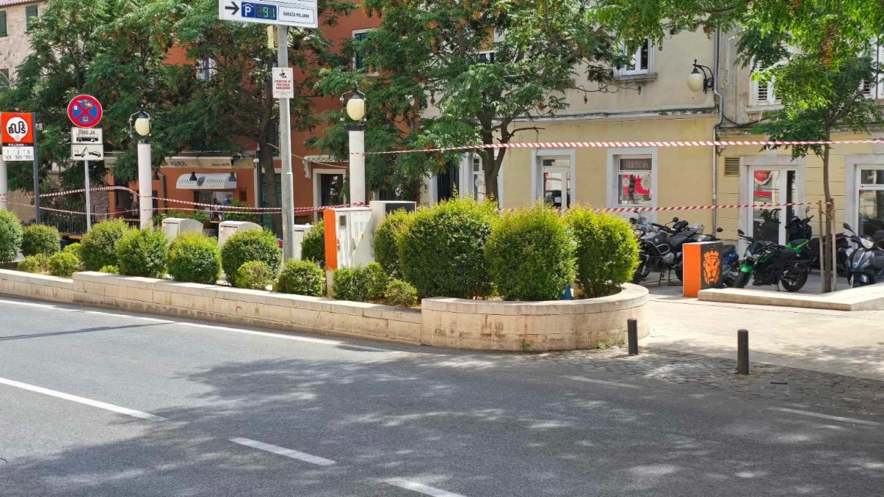 Sutra komunalci peru dio Starog pazara i mole vlasnike vozila da uklone motore