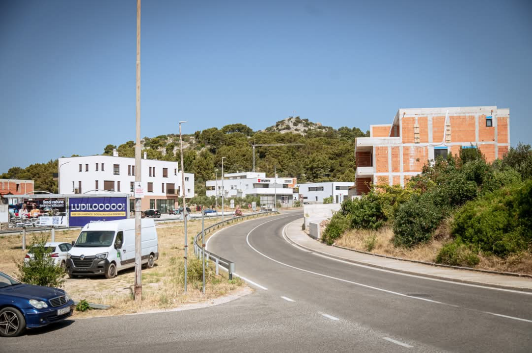 Nekretnine u Njivicama sve traženije, grad planira čvorove za lakši ulaz u Šibenik