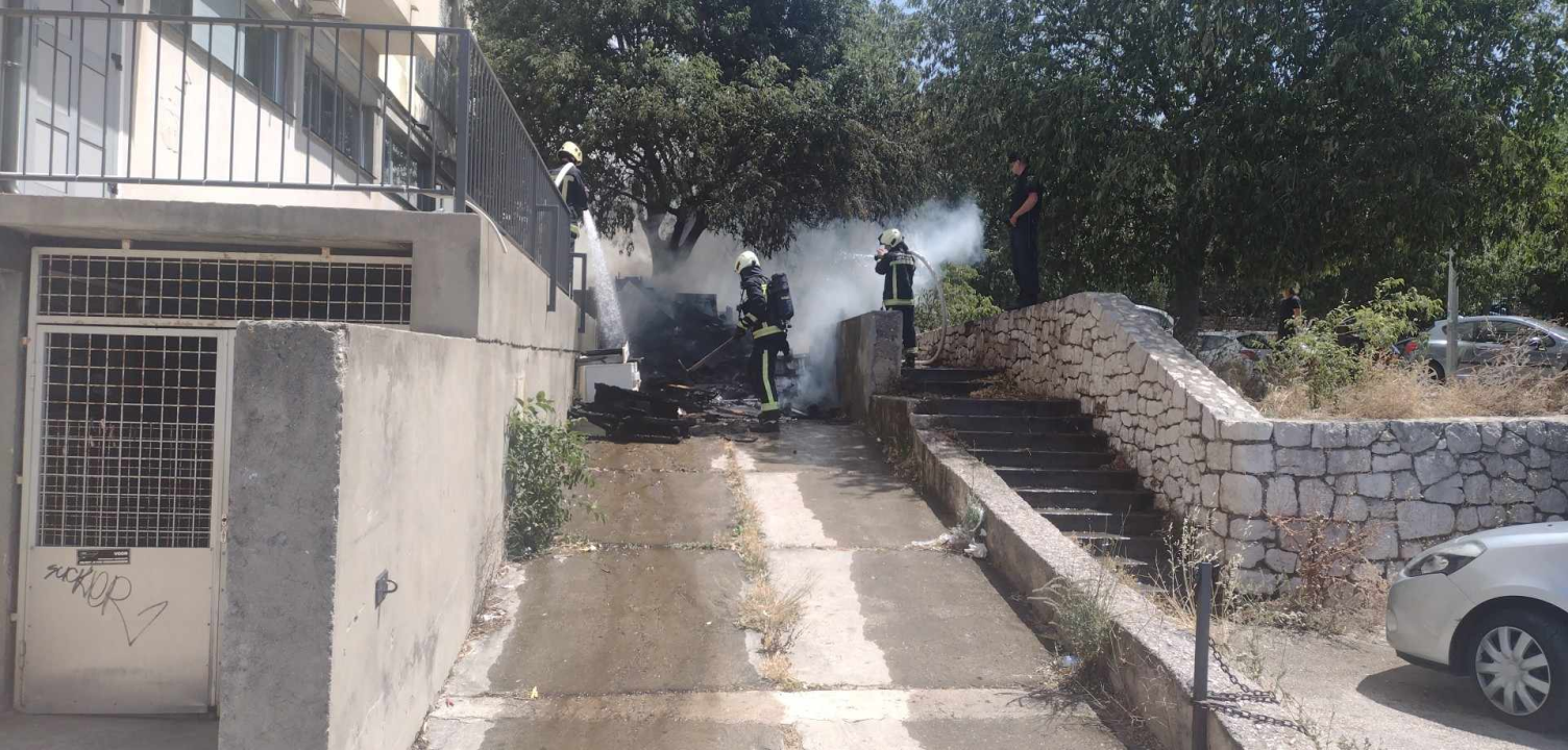 Zapalio se drveni otpad kod Bermuda