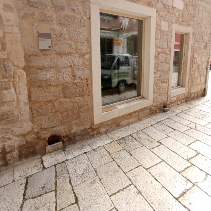 Šibenska ‘urbana legenda’ da je posudica za pse u Kalelargi iz 16. stoljeća samo je još jedna u nizu netočnih priča