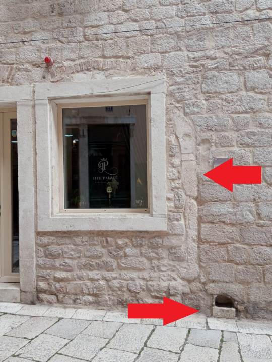 Šibenska ‘urbana legenda’ da je posudica za pse u Kalelargi iz 16. stoljeća samo je još jedna u nizu netočnih priča