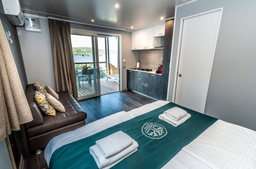 Prodaju se luksuznu mobilne kućice iz kampa u Tisnom kraj plaže