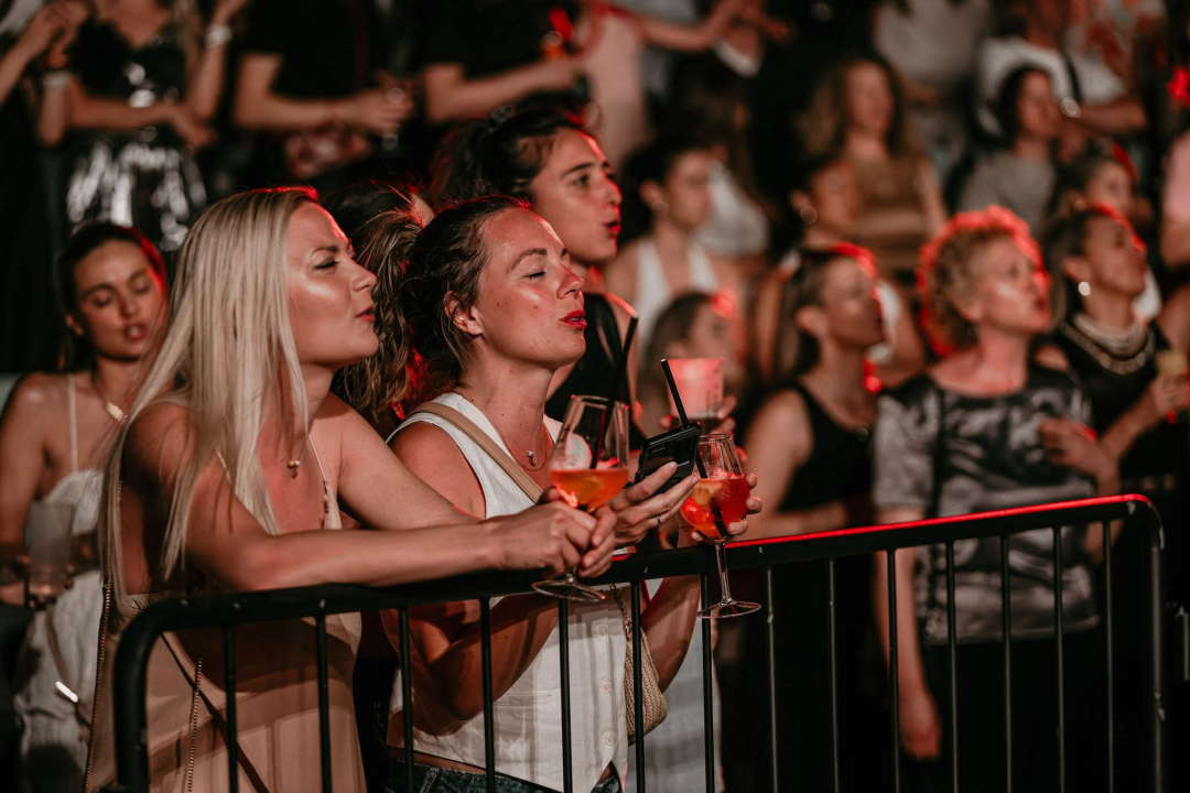 Večer za pamćenje: Matija Cvek & The Funkensteins rasplesali publiku na Tvrđavi sv. Mihovila