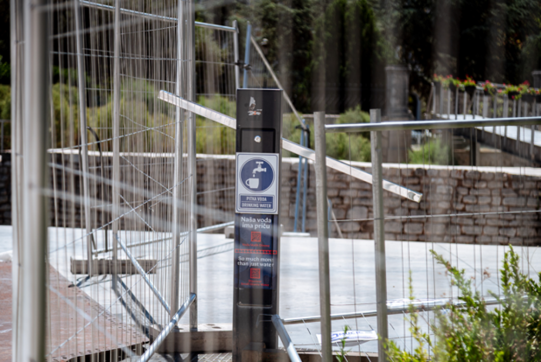 FOTO Postavljeno svih deset javnih špina na području grada Šibenika: 'Ojačane su i ne mogu se više tako lako razbiti'