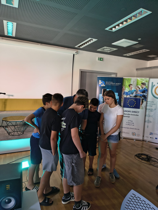 Radionica o snimanju vlastitog podcasta oduševila djecu od 12 do 15 godina