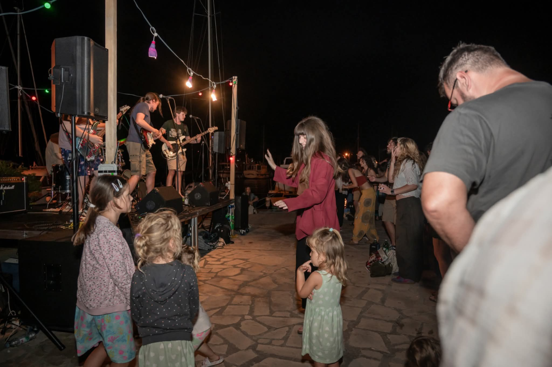 Otok glazbe i kreativnosti: Zlarin Street Music festival uz radionice, nastupe i večernji ples pod zvijezdama