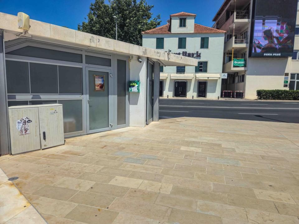 Udružili se gimnazijalci i umirovljenici: Na autobusnom kolodvoru, Poljani i Rezalištu postavljeni defibrilatori