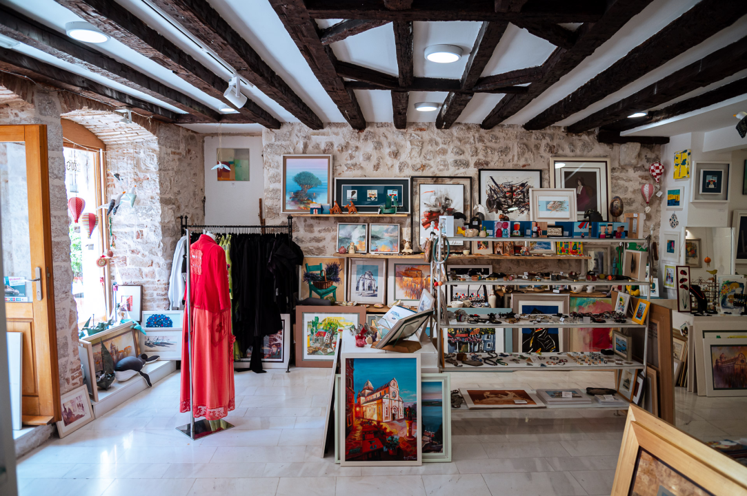 Uronite u svijet mode i umjetnosti u Galeriji Juraj Dalmatinac