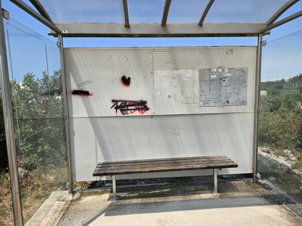 FOTO Vandali poharali Zaton, na meti česma, prometni znakovi, autobusna stajališta...