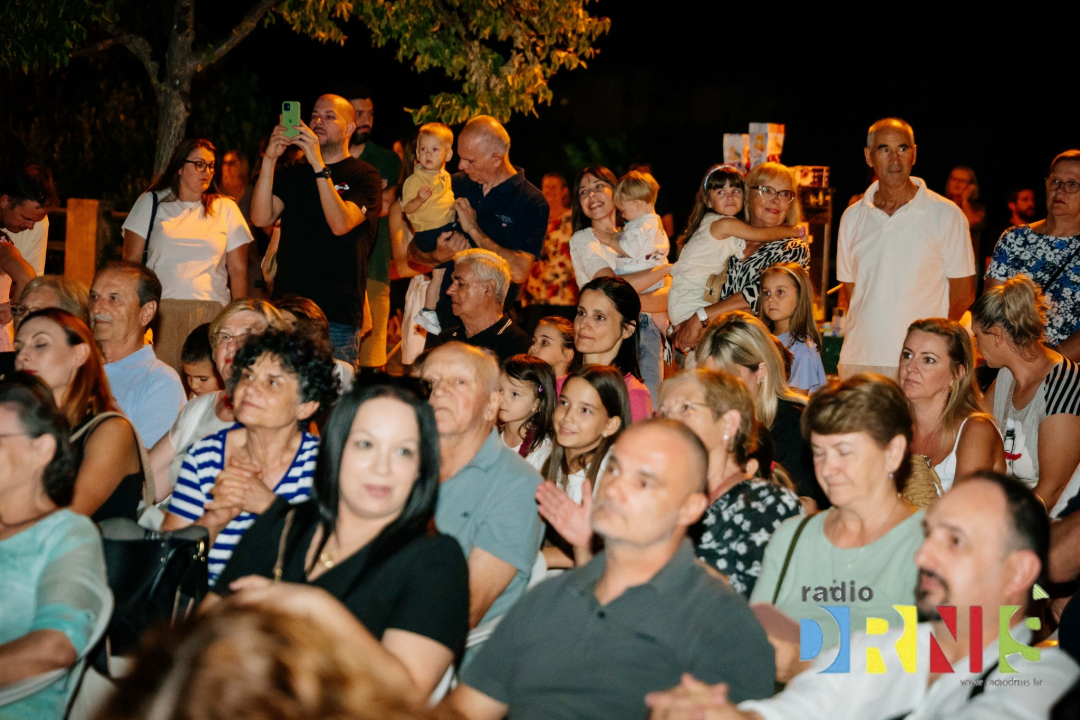 U Drnišu održan 5. Minifest, dječje pjevačko natjecanje