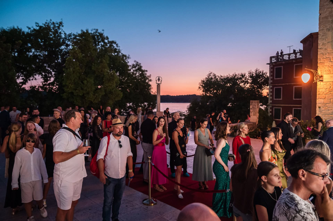 Zvijezde i crveni tepih u Šibeniku: Počeo Croatian International Film Festival