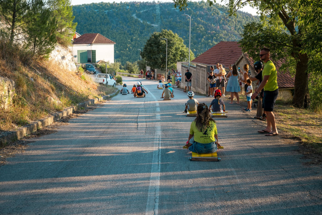 Tradicionalna Utrka karića u Rupama i ove godine oduševila posjetitelje i natjecatelje