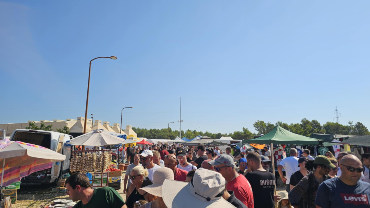 Ni vrućine nisu spriječile masu ljudi da obilježe 'sveti deseti'