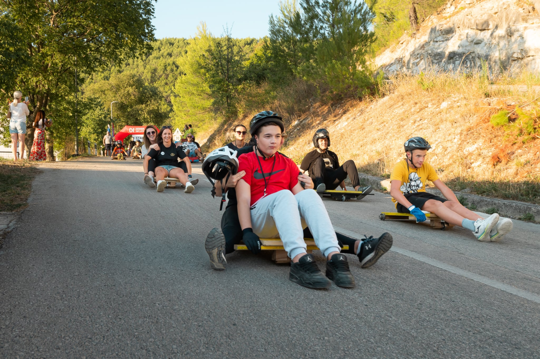 Tradicionalna Utrka karića u Rupama i ove godine oduševila posjetitelje i natjecatelje