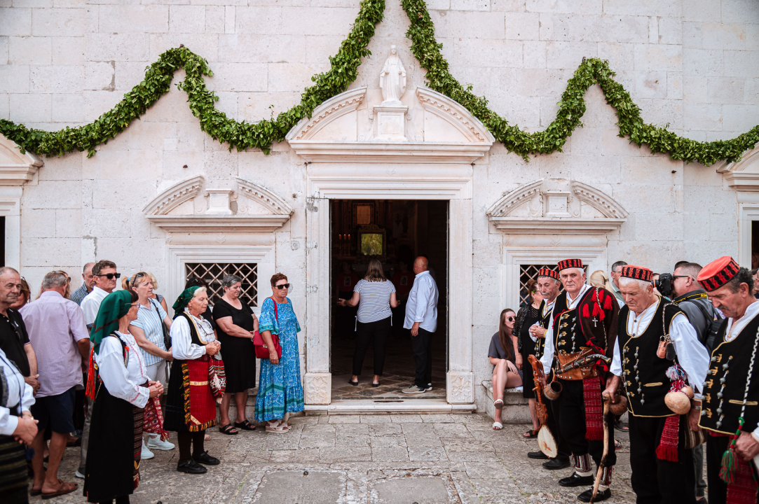 FOTO Blagdan Velike Gospe u Vrpolju: Brojni vjernici okupili su se jutros na svečanom misnom slavlju