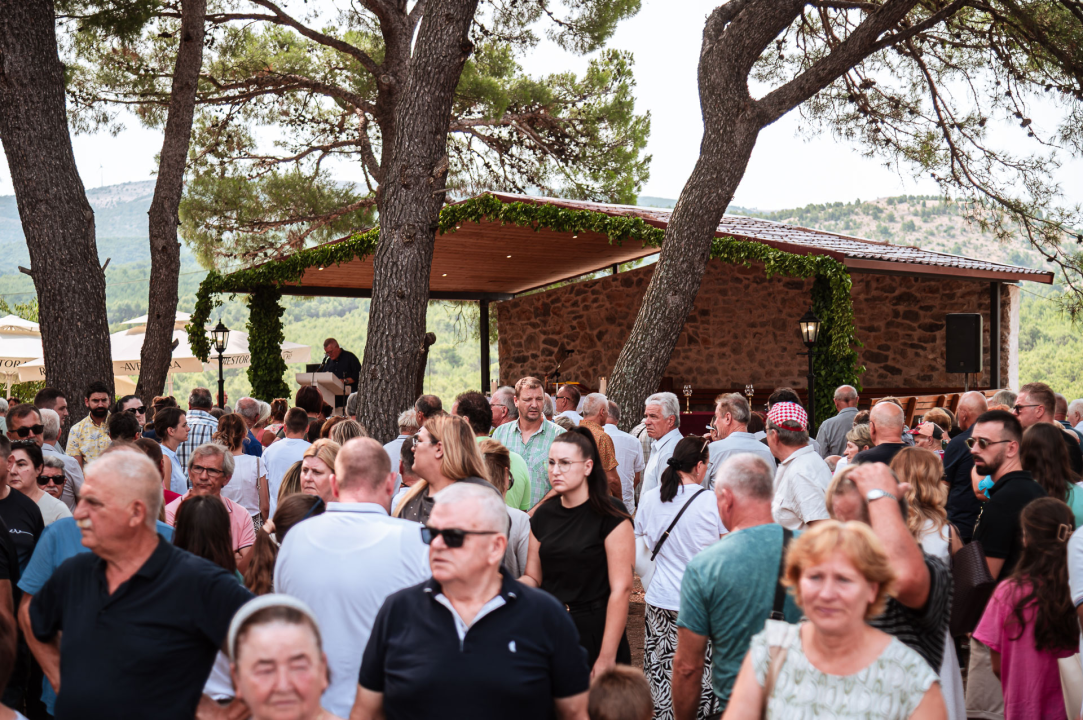FOTO Blagdan Velike Gospe u Vrpolju: Brojni vjernici okupili su se jutros na svečanom misnom slavlju