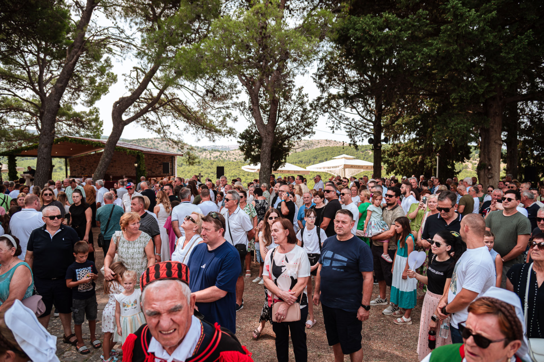 FOTO Blagdan Velike Gospe u Vrpolju: Brojni vjernici okupili su se jutros na svečanom misnom slavlju