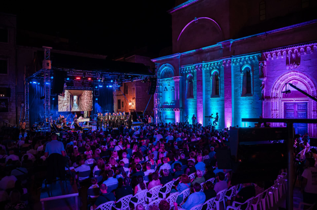 Publika u Šibeniku uživala u bezvremenskim pjesmama Vinka Coce na prvoj večeri Dalmatinske šansone