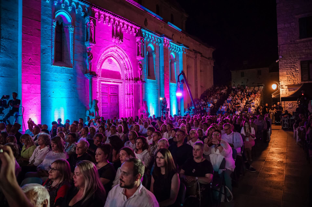 Publika u Šibeniku uživala u bezvremenskim pjesmama Vinka Coce na prvoj večeri Dalmatinske šansone