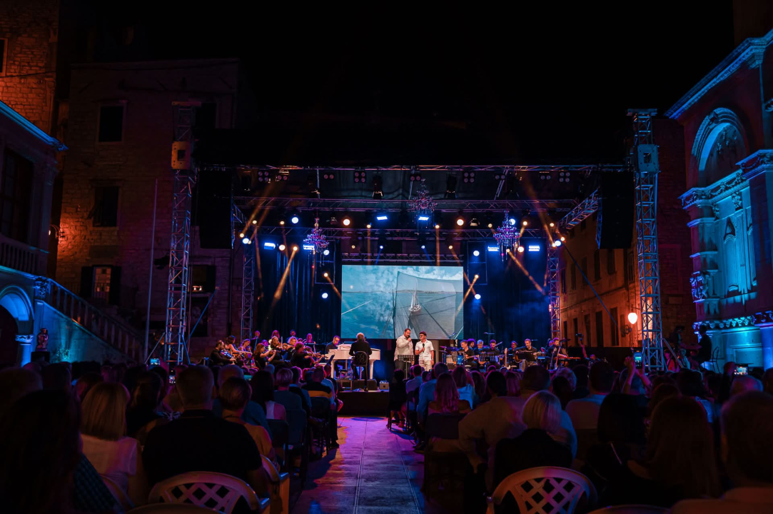 Publika u Šibeniku uživala u bezvremenskim pjesmama Vinka Coce na prvoj večeri Dalmatinske šansone