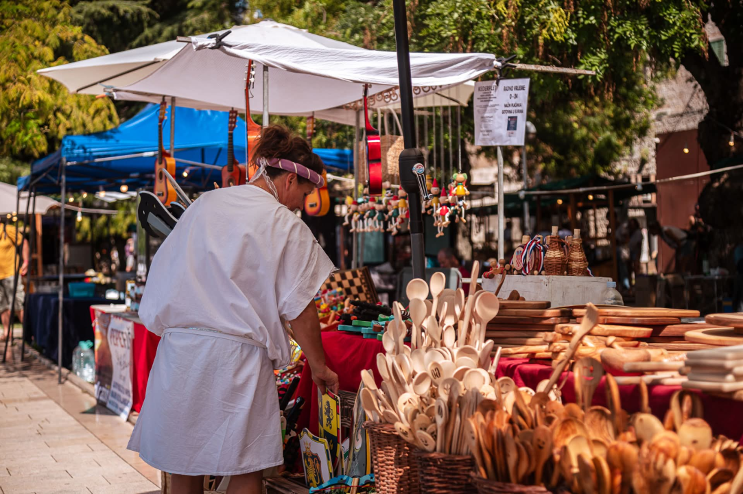 Mirisi i okusi prošlosti: Bogata ponuda štandova na srednjovjekovnom sajmu u Šibeniku