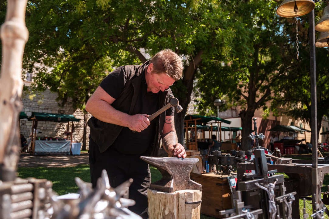 Mirisi i okusi prošlosti: Bogata ponuda štandova na srednjovjekovnom sajmu u Šibeniku