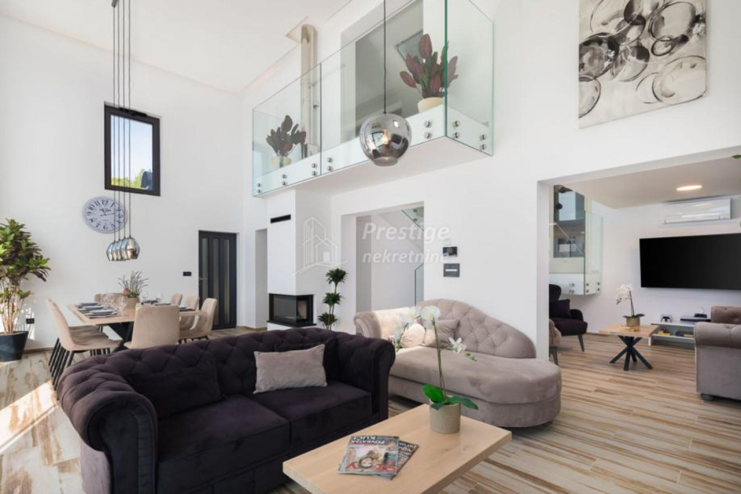 Vila iz snova na prodaju u Žaboriću: 12 soba, terasa s jacuzzijem, privatni sportski teren...