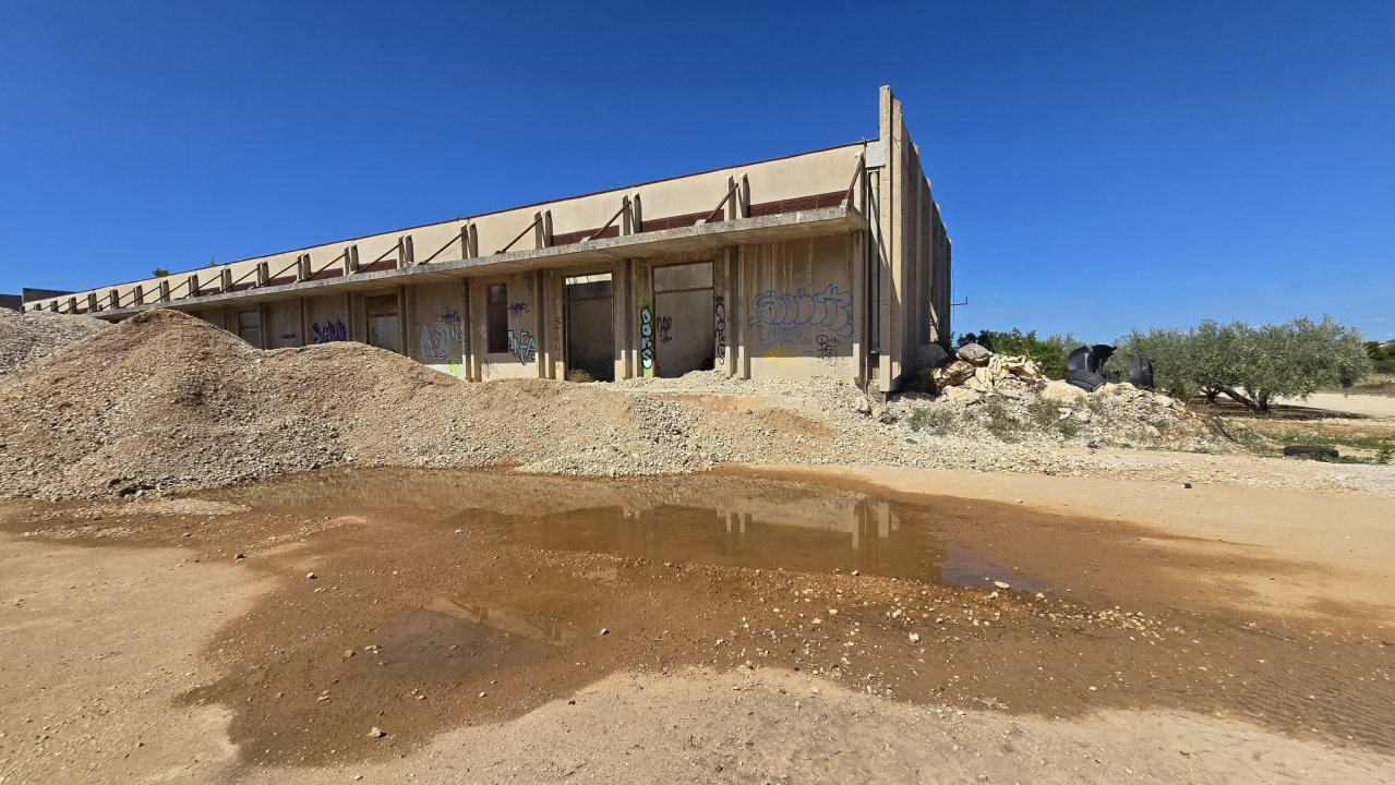 Nekada važna festivalska lokacija, danas divlji deponij: Što se to događa u ex vojarni Bribirskih knezova?